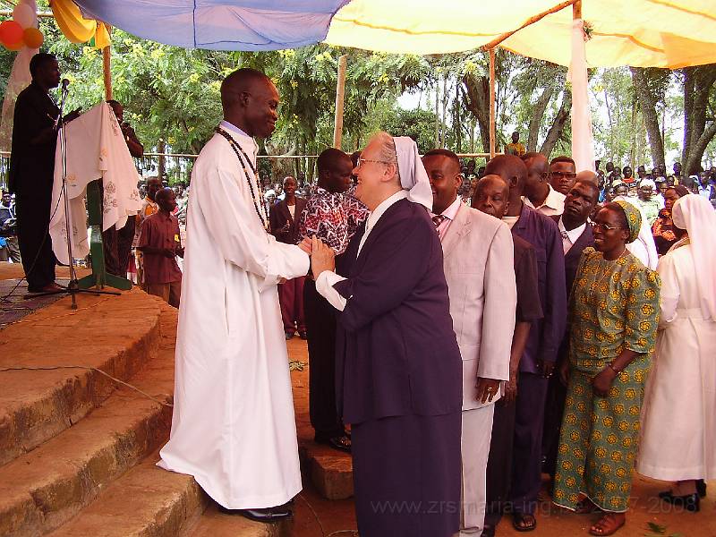 0182 Pas gewijde priester met zr. Immolata Mahagi.JPG